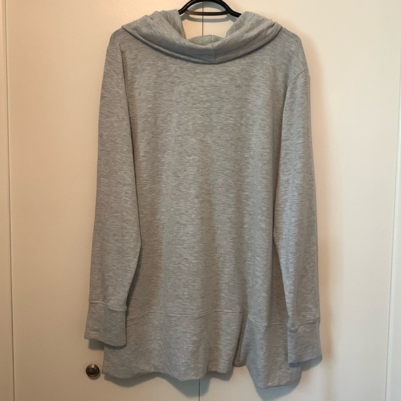 Yogalicious Light Gray Cowl Neck Oversized Sweater Size 1X - Picture 2 of 4